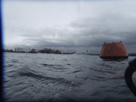 Vanuit het water wind en buienwolken