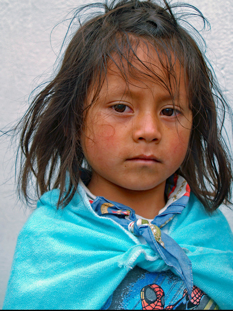 Portret van een meisje in Otavalo, Equador