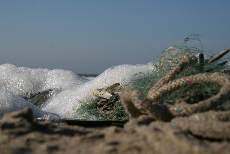 Afval op het strand