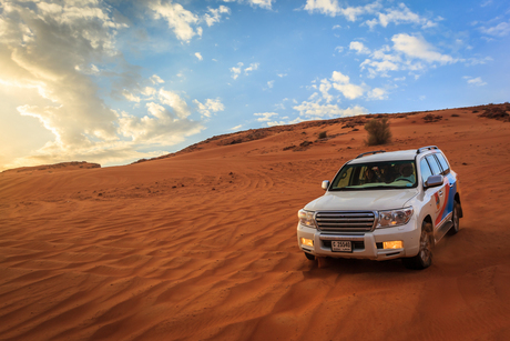 Dune bashing door de woestijn van de Emiraten