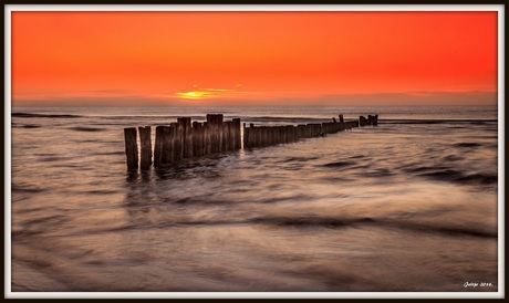 Oranje gloed zonsondergang Bergen aan Zee.