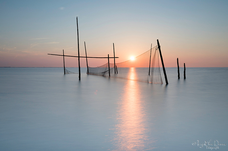 Zonsondergang en Visnetten