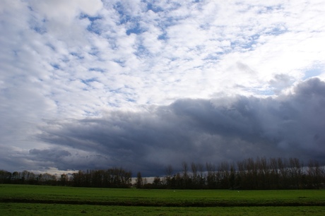 Wolken bij Delft