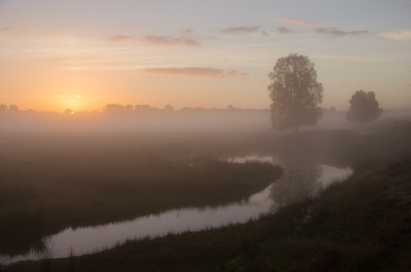 Een mistige zonsopkomst