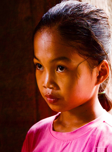 Verlegen Cambodjaans meisje