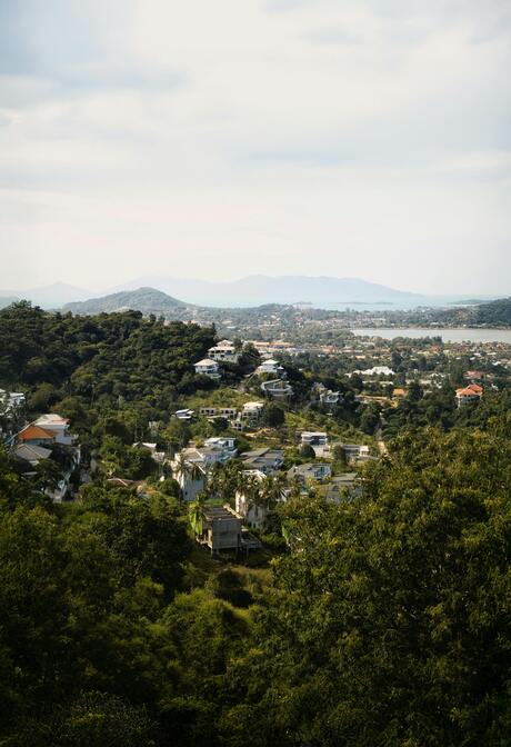 Uitzicht over een tropisch heuveldorp
