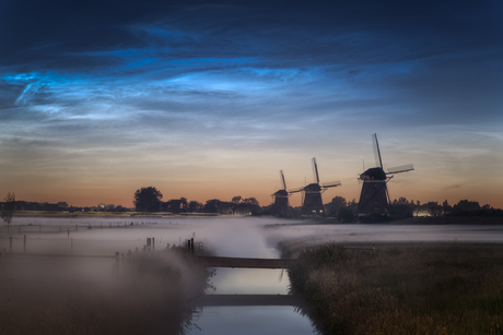 Mist, Molens en Lichtende Nachtwolken