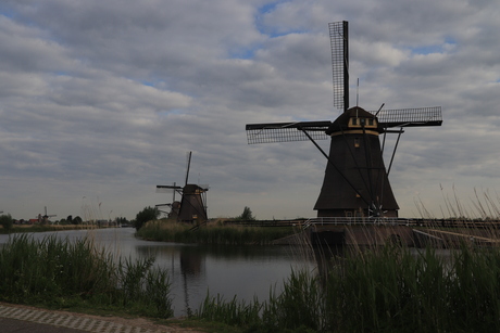 Molens bij ondergaande zon