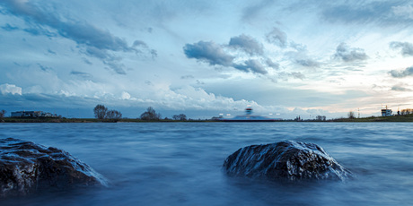 De Nederrijn tijdens het blauwe uur. 