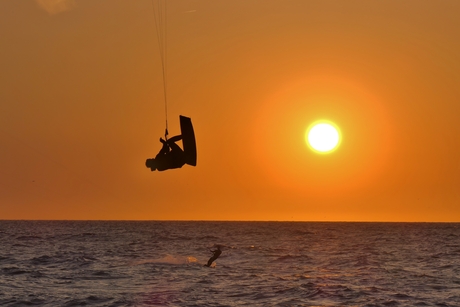 Kitesurfen bij zonsondergang