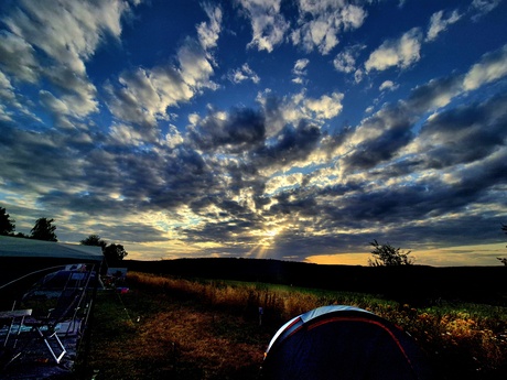 Zonsondergang tijdens kamperen
