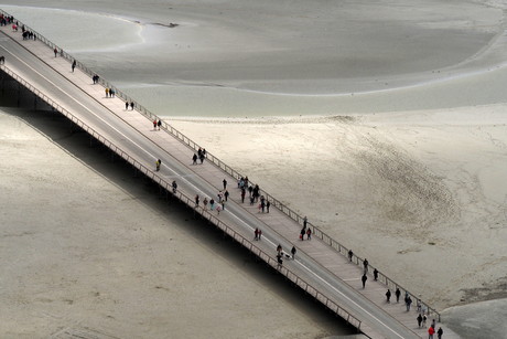 De brug naar Mond saint michel 