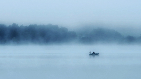 Een visser in de mist