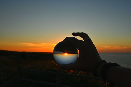 zonsondergang in glazen bol
