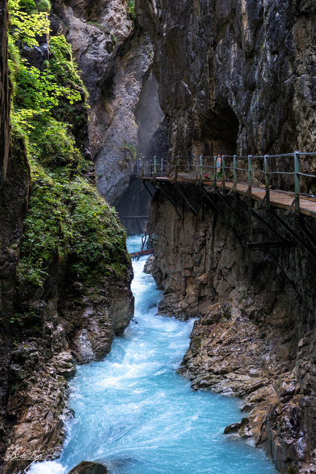 Smalle kloof met turquoise rivier