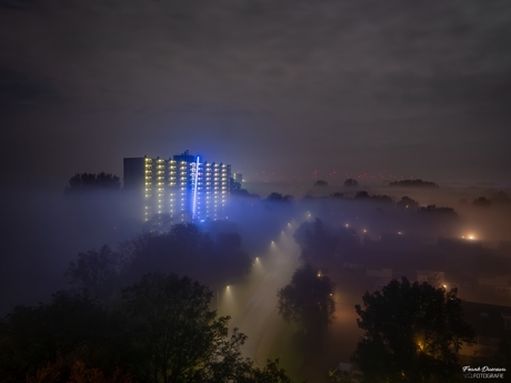 Vannacht de Dijkzichtflat op de Kustweg in de mist bij maanlicht (Delfzijl).