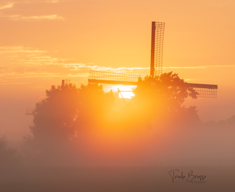 Streefkerk tijdens zonsopkomst 