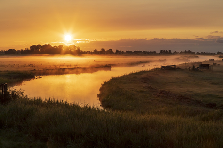 Mistige zonsopkomst