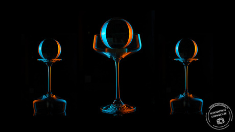 Kleurige glazen met kristallen bol