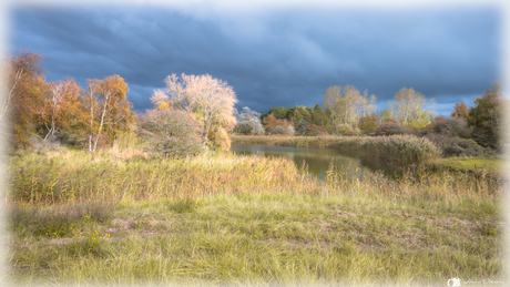 Licht en dreiging boven de duinen