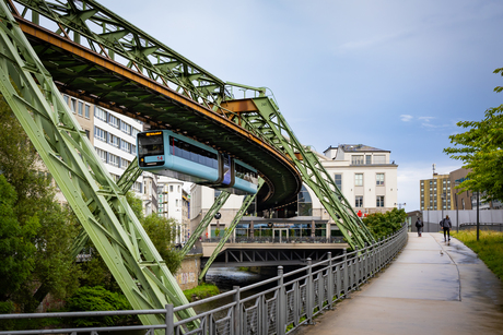 Wandelpad naast zweeftrein