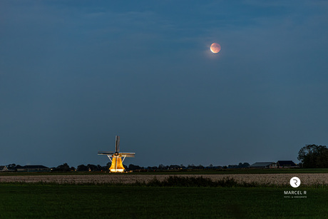 Bloedmaan boven Hantum 
