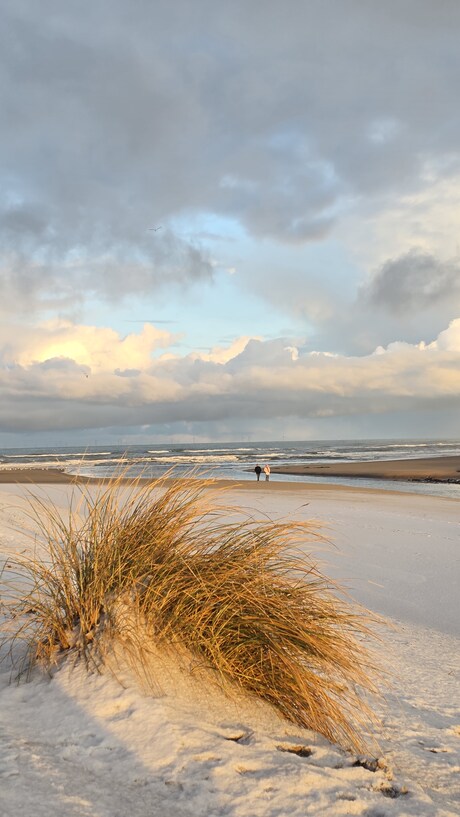 Sneeuw Zee Wolken en de zon die opkomt