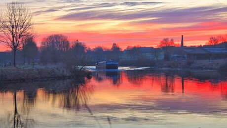 Rivier bij zonsopkomst