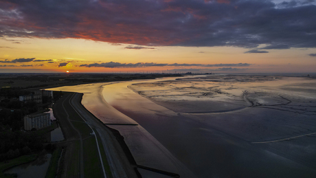 Zonsondergang boven het wad