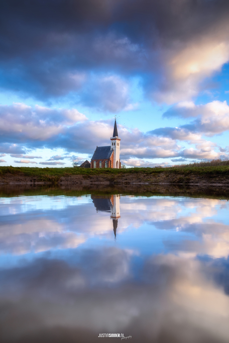 Kerk Den Hoorn met mooie wolken en spiegeling.