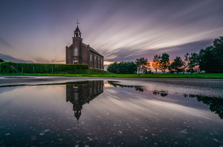 Zonsondergang kerk Homoet