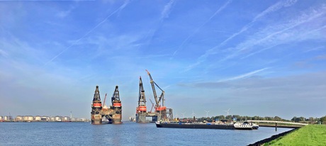 De Sleipnir en de Thialf (Heerema)