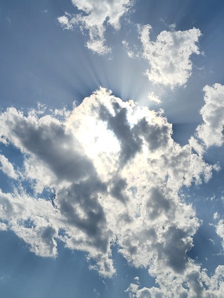 Achter de wolken schijnt de zon