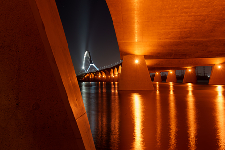 Brug bij hoog water