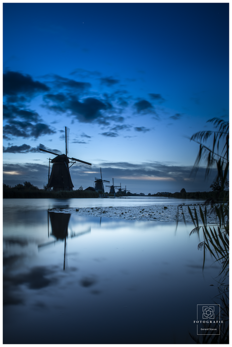 Kinderdijk bij het Blauwe Uur – Stilte voor de Zonsopkomst
