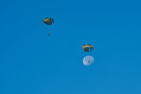 Parachutist gaat de maan vangen