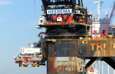 P1300628   Rozenburg  Calandkanaal   DETAIL   hoek  van de THIALF  7 april 2026  