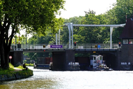 P1280761  Rondje DELFT nr3    Duw combinatie  onder  Reineveldbrug  Delft 12 juni 2025  