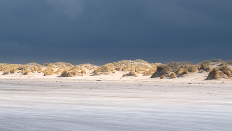 Beetje zonlicht op de duinen