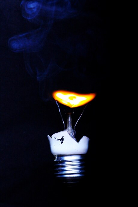 Lamp met een warme vlam