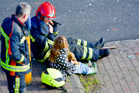 Brandweervrouw vangt meisje op na gasexplosie in Veendam