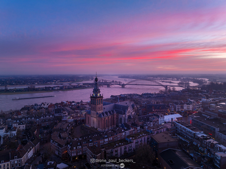 Bij zonsopgang kleurde Nijmegen roze | Stevenskerk
