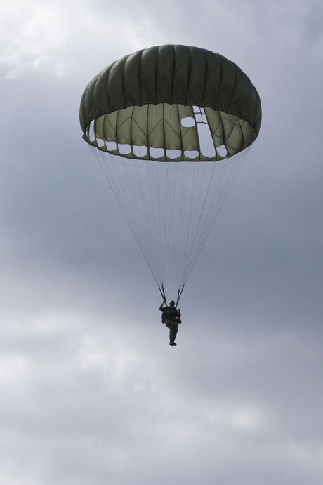 parachutist op 5 mei