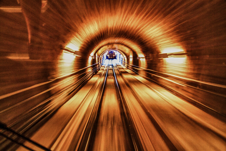 trein in tunnel