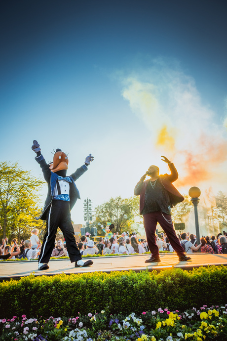 Disneyland Parijs Goofy en zanger