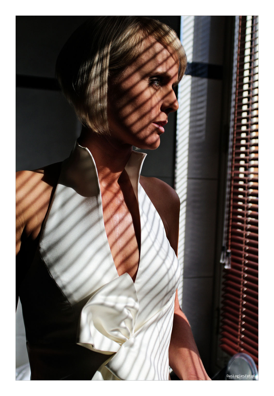 Modelbruid of Bruidsmodel? - Een mooie bruid maakt het allemaal nog veel leuker om te mogen doen. - foto door daslogies op 31-10-2012 - deze foto bevat: model, bruid, licht en schaduw