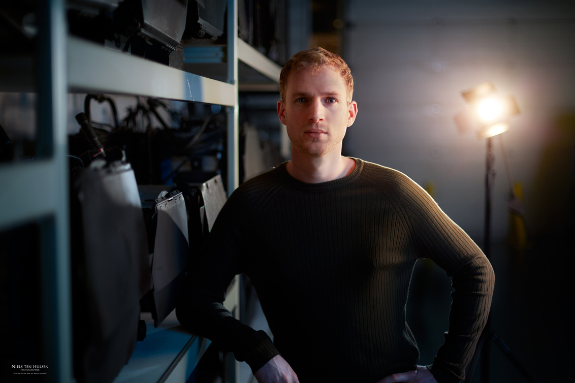 David working in a studio. - Collega David in de studio. - foto door Niels-ten-Hulsen op 21-02-2017 - deze foto bevat: man, mensen, donker, licht, portret, schaduw, model, tegenlicht, flits, ogen, haar, jongen, highkey, studio, photoshop, fotoshoot, flitser, 50mm, strobist