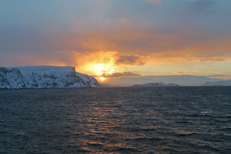 Zon opkomst bij de Noordkaap begin februari