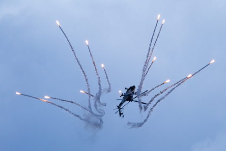 AH-64 Apache met flares