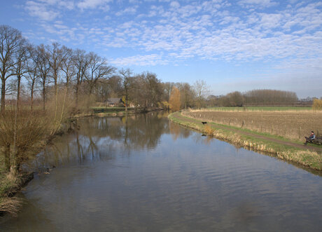 schapenwolken boven de rivier